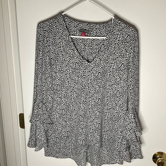 Vince Camuto Black and White V Neck, Ruffle Sleeve Blouse. Size M - Picture 1 of 11